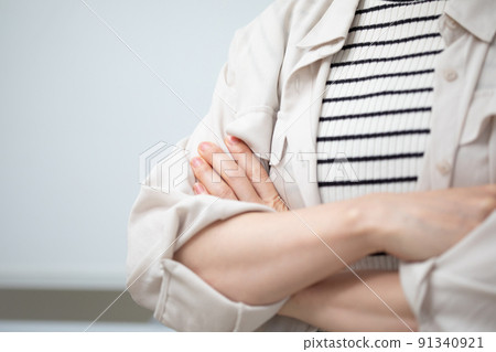 Image of a woman crossing her arms in a conference room (focus blur) 91340921