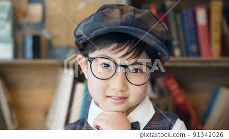 一個男孩在書架前思考 91342026