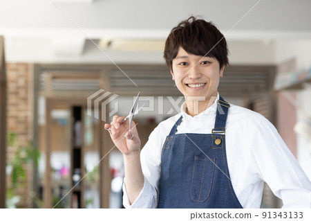 有剪刀的美髮師 91343133