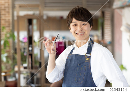 有剪刀的美髮師 91343134