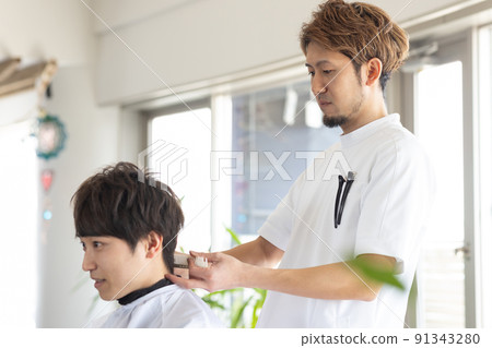 在美容院理髮的男人 91343280