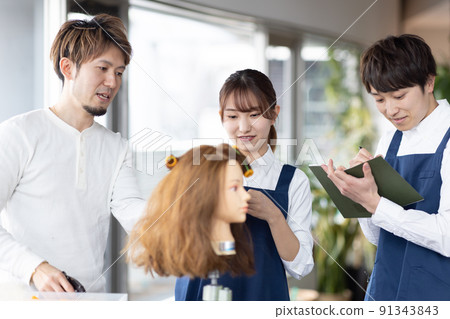 年輕的工作人員和教師在練習燙髮 91343843