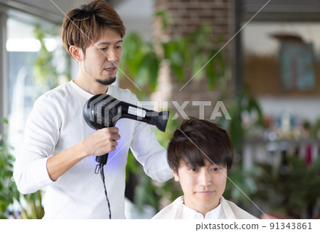 Men getting haircuts 91343861