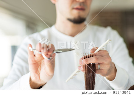 一個在美容院理髮的女人 91343941