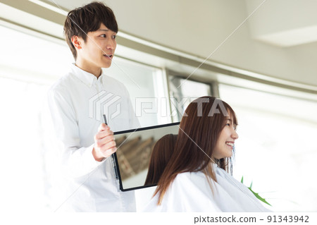 一個在美容院理髮的女人 91343942