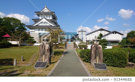 京都府南丹市園部町，在藍天中閃耀的美麗而涼爽的模擬天守閣南丹市國際館和南丹市文化博物館 91344688