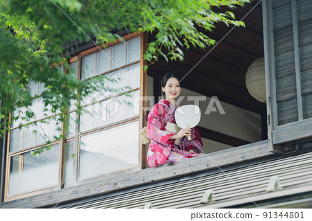 窗邊浴衣女人 91344801
