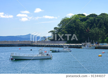 Ships in the summer port of Ishinomaki 91344837