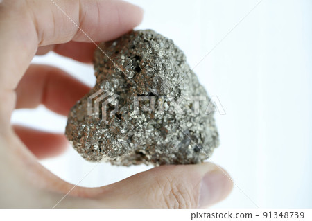 手拿著天然黃鐵礦原石功率石 手拿著天然黃鐵礦原石功率石 91348739