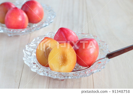 Plums served on a glass plate (Hayao Oishi) 91348758