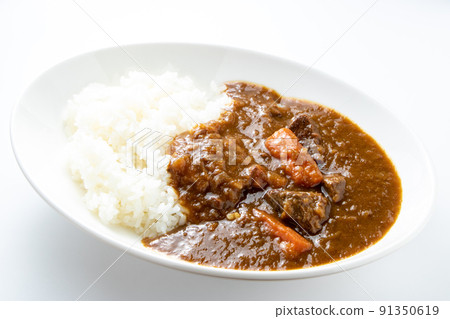 咖哩牛肉飯。 （白色背景） 91350619