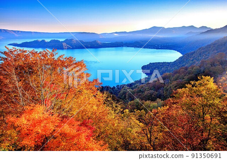 Autumn leaves in the early morning of October around Lake Towada 91350691