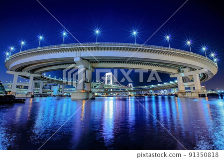 Rainbow Bridge A night view of the Loop Bridge taken with a super wide-angle lens (February) 91350818