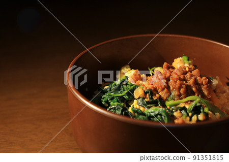 從側面取出的拌飯碗 91351815