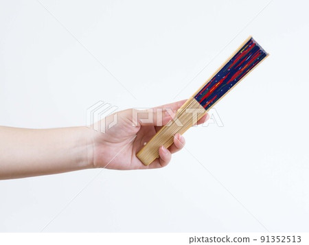 Hand holding a fan 91352513