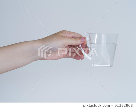 拿著一個杯子的手 拿著一個杯子的手 91352968
