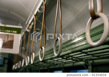 電車上的皮帶 91354834