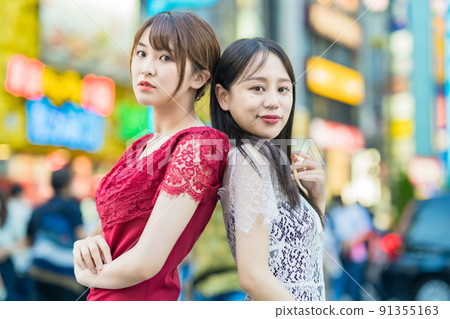 擺在市中心的兩名婦女 擺在市中心的兩名婦女 91355163
