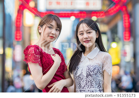 擺在市中心的兩名婦女 擺在市中心的兩名婦女 91355173