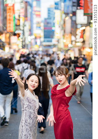 擺在市中心的兩名婦女 91355213