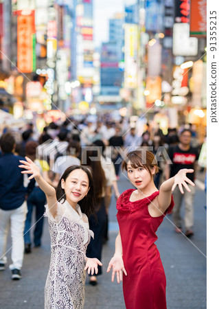 擺在市中心的兩名婦女 91355215