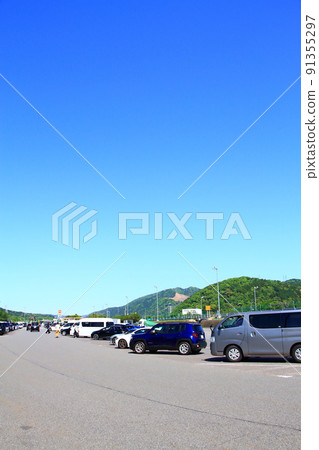 服務區的風景擠滿了許多汽車 91355297