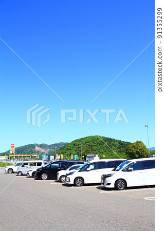 服務區的風景擠滿了許多汽車 91355299
