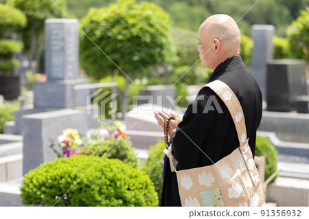 A priest who recites Nembutsu 91356932