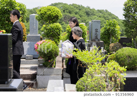 喪親家屬出席下葬儀式 喪親家屬出席下葬儀式 91356960