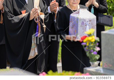 喪親家屬出席下葬儀式 91356973
