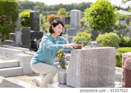 Middle woman washing the grave 91357022