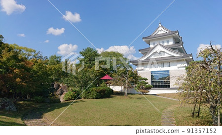 Sonobe Park and Nantan City International House, red field umbrella and beautiful autumn scenery, Sonobe Town, Nantan City, Kyoto Prefecture 91357152