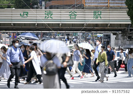 日本東京都市風景 最早的雨季連續第三天炎熱...幾乎像仲夏... = 27日，澀谷 91357582