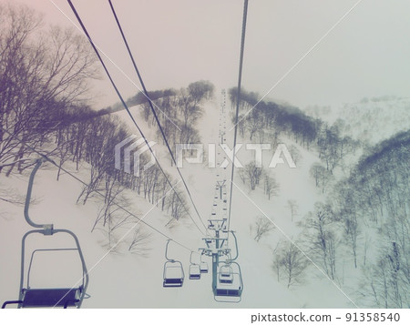 從纜車上望去，寧靜的雪山景色盡收眼底 91358540
