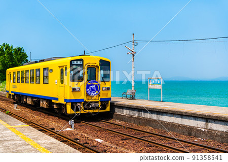 Nagasaki Prefecture Shimabara Railway Omisaki Station-Train and Blue Sea- 91358541