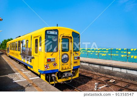 Nagasaki Prefecture Shimabara Railway Omisaki Station-Train and Blue Sea- Nagasaki Prefecture Shimabara Railway Omisaki Station-Train and Blue Sea- 91358547