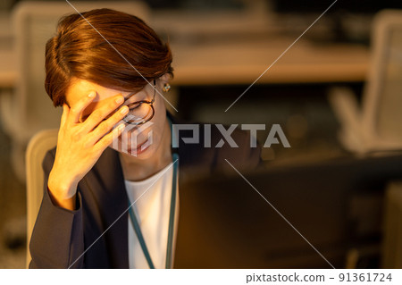 一個加班到深夜的中年婦女。 一個加班到深夜的中年婦女。 91361724