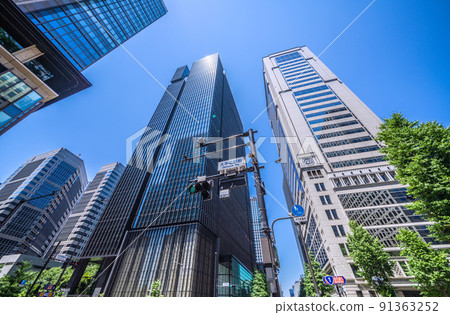 日本東京城市景觀 歷史上炎熱的一天......六月但像仲夏......從大手町站前的十字路口看辦公樓 日本東京城市景觀 歷史上炎熱的一天......六月但像仲夏......從大手町站前的十字路口看辦公樓 91363252