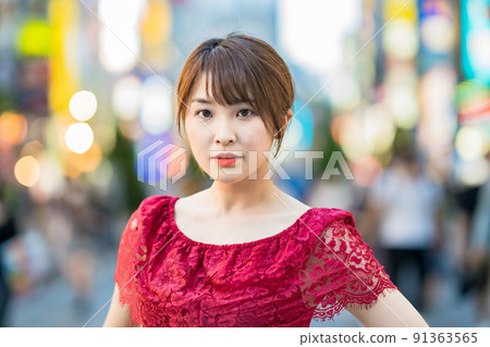 市中心的女性肖像 市中心的女性肖像 91363565