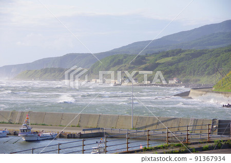 北海道繪里毛町,因強風而波濤洶湧的大海 北海道繪里毛町,因強風而波濤洶湧的大海 91367934