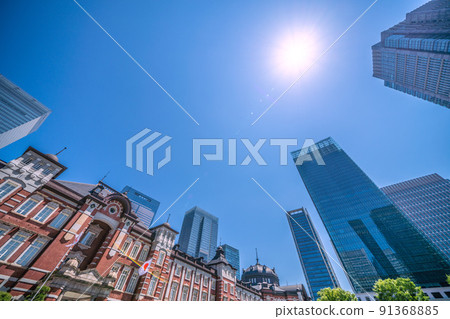 日本東京市容 歷史上炎熱的一天...六月但就像仲夏...東京站可以看到陽光,如紅磚車站大樓 日本東京市容 歷史上炎熱的一天...六月但就像仲夏...東京站可以看到陽光,如紅磚車站大樓 91368885