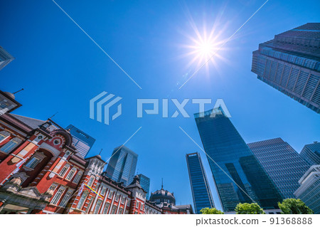 日本東京市容 歷史上炎熱的一天...六月但就像仲夏...東京站可以看到陽光，如紅磚車站大樓 91368888