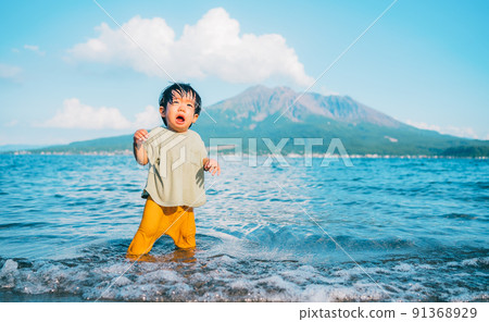 一個一歲半的男孩在鹿兒島的沙灘上玩耍 91368929