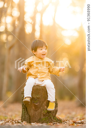 一個一歲半的男孩在秋葉公園玩耍 91368990