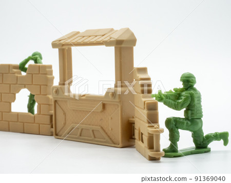 Soldiers behind the wall Soldiers behind the wall 91369040
