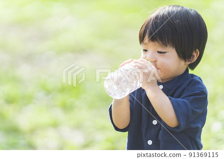 一歲半男孩補水 一歲半男孩補水 91369115