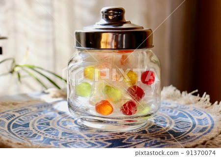 裝有糖果的玻璃糖罐 91370074