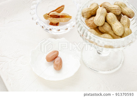 Boiled peanuts 91370593
