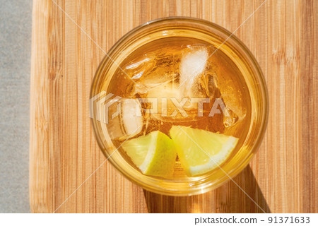 Golden rum on the rocks 91371633