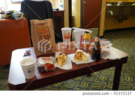 在去美國的公路旅行中吃晚飯 91372137